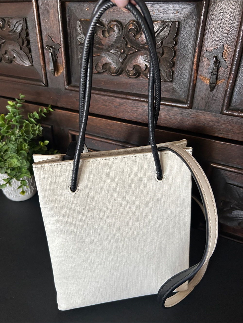 Beautiful White Canvas Crossbody with Black Handles - Picture 6 of 14